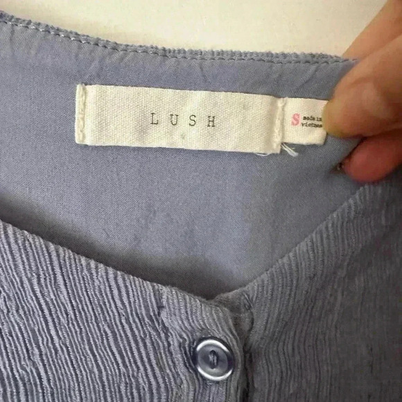 Puffed sleeve top with buttons - Picture 3 of 3